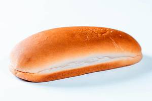 Ungefülltes Hotdog-Brötchen vor weißem Hintergrund