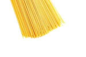 Ungekochter Bund Spaghetti vor weißem Hintergrund