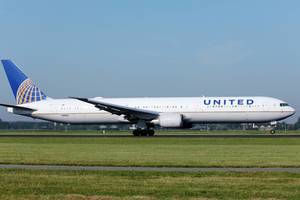 United Airlines Flugzeug auf der Startlinie am Flughafen Amsterdam Schiphol