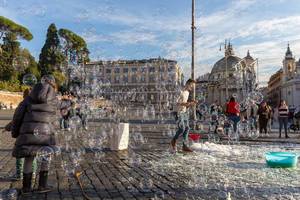 Unzählige kleine Seifenblasen auf dem Piazza del Popolo in Rom