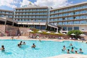 Urlaubsgäste im Pool des Aks Hinitsa Bay Hotel in Griechenland