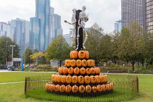 USA feiern das Gruselfest Halloween, dekorierte Stadt, Skelette auf dem Scheiterhaufen aus geschnitzten Kürbissen