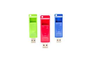 USB-Speicher-Sticks in verschiedenen Farben vor weißem Hintergrund