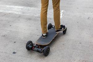 Using an all-terrain electric longboard on the streets of Downtown Chicago