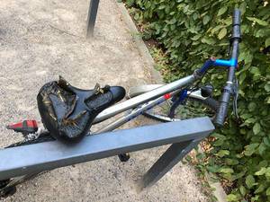 Vandalismus in der Großstadt: Zerstörter Fahrradsattel mit zerrissenen Gelpolstern