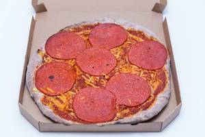 Vapianos neue vegane Salami-Pizza im Karton zum Mitnehmen