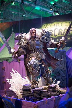 Varian-Modell von World Of Warcraft am Messestand von Activision Blizzard