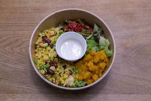 Vegane Bio Vital-Bowl: Asiatische Hirse-Bowl mit Teriyaki-Tofu, Butternutsalat mit Datteln und Kokos-Limettendressing