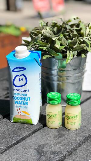 Veganer Fitness-Drink mit Ingwer Shots und Kokosnusswasser von "Innocent Coconut Water"