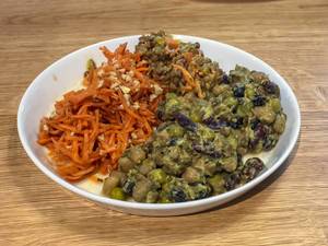 Veganer Salat mit Möhren, Bohnen und Linsen