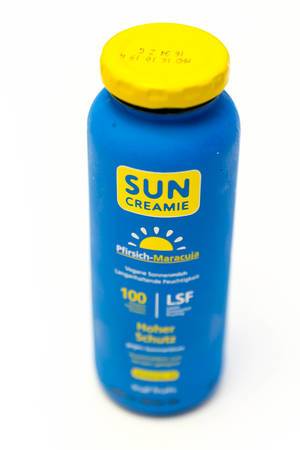 Veganer Smoothie: Sun Creamie im Sonnencreme-Design von TrueFruits, mit Maracuja und Pfirsich