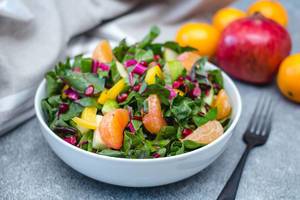 Veganer Wintersalat mit Mandarinen, Granatapfel, Paprika, Apfel und Salatblättern