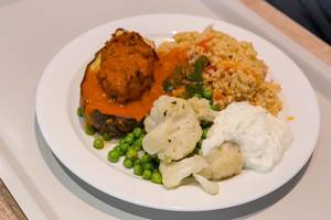 Veganes Gericht: Überbackene Aubergine mit Soja, Bulgur, grüne Erbsen und Blumenkohl