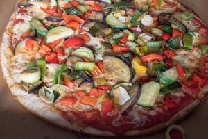 Vegetarische  Pizza mit Zucchini, Auberginen, Paprika und Zwiebeln