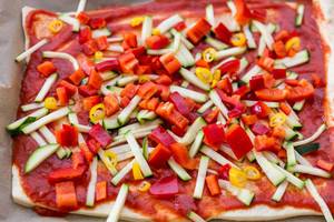 Vegetarische Pizza mit Zucchini und Paprika