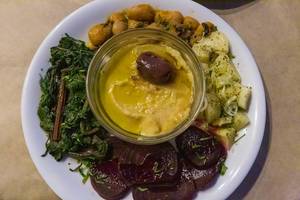 Vegetarisches Gericht aus Schale mit Favapüree, dazu rote Bete, Bohnen und gekochtes Gemüse