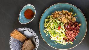 Vegetarisches Gericht: Linsen, Rote Bete, Reis und ein Sommersalat mit Erdbeeren