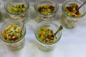 Vegetarisches Nudelsalat mit Brokkoli, Champignons, getrocknetes Tomaten und Pinienkernen in kleinen Gläschen auf dem BarCamp in Bonn