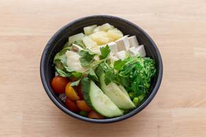 Veggie Bowl Salat mit Gurken, Tomaten, Ananas Tofu und Petersilie
