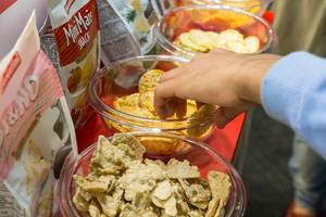Veggie Mix Chips von Fiorentini: laktosefreier Veg Snick Snack zum Probieren in Glasschalen