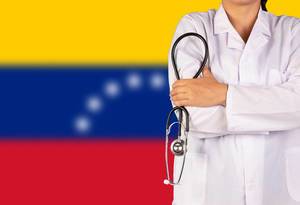 Venezolanische Gesundheitssystem symbolisiert durch die Nationalflagge und eine Ärztin mit Stethoskop in der Hand