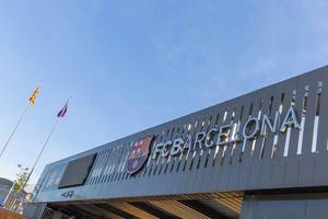 Vereinslogo und Schriftzug der Fußballmannschaft FC Barcelona am Eingang des Stadions Camp Nou, in Spanien