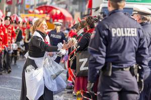 Verkleidete Frau bewirft Zuschauer mit Konfetti - Kölner Karneval 2018
