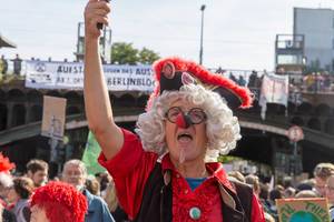 Verkleideter Demonstrant beteiligt sich lautstark am Friday for Future auf Kölns Straßen