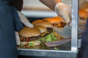 Verpacken von Burgern in einem Fastfood-Laden