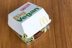 Verpackung des neuen McDonalds Burgers Big Vegan TS mit Bratling auf Basis von Soja- und Weizeneiweiß mit Salat und Gemüse