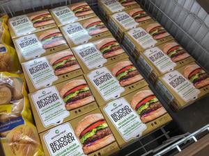 Verpackungskartons der veganen Beyond Beat Burger liegen im Tiefkühlfach bei Lidl