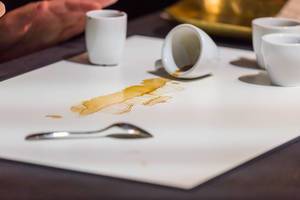 Verrückte Kunst Latte Art: Kaffeesatz als Farbe für eine Zeichnung des Berliner Wahrzeichens Brandenburger Tors