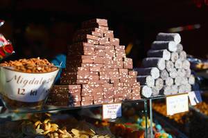 Verschiedene Süßigkeiten an einem Weihnachtsmarktstand