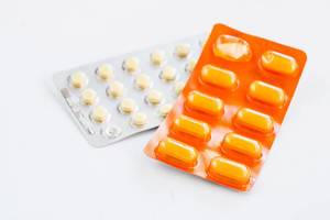 Verschiedene Tabletten vor weißem Hintergrund