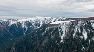 Verschneite Bergspitzen in den Südvogesen