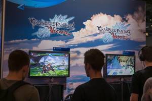Videogamer spielen das 2,5-D-Kampfspiel Granblue Fantasy Versus von Arc System Works an den PS4 Spielstationen