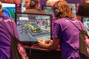 Videospieler testen das Need For Speed "NFS Heat" auf der Playstation 4, während der Gamescom