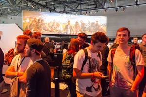 Viele Besucher warten darauf Farcry 5 zu spielen - Gamescom 2017, Köln
