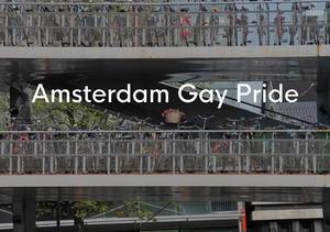 Viele Fahrräder auf Brückenübergängen geparkt, neben dem LGBTQ Festivalname Amsterdam Gay Pride