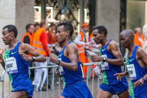 Vier Äthiopier aus der Nahaufnahme beim Frankfurter Marathon: Sieger Fikre mittendrin