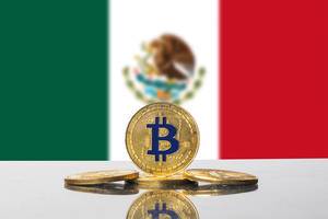 Vier Bitcoins drapiert vor der Flagge des mittelamerikanischen Staates Mexiko