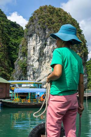 Vietnamesische Fischerfrau in der Ha Long Bucht