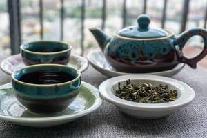 Vietnamesisches Tee-Set mit frischem grünen Tee