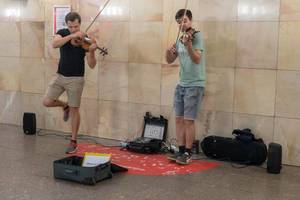 Violine players in the Moscow Metro