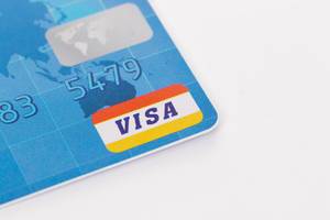 Visa Logo auf einer Kreditkarte mit weißem Hintergrund