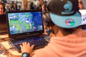 Visitor playing League of Legends on MSI gaming notebook
