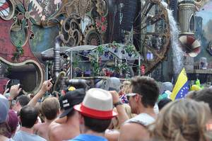 Visitors around the DJ booth - Tomorrowland music festival 2014