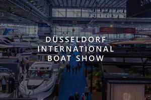 Visitors in an exhibition hall with many luxury yachts and boats, with the picture title "Düsseldorf International Boat Show"