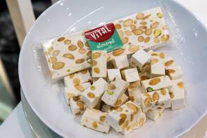 Vital almond sparkle: Nougatriegel mit Mandeln und Pistazie