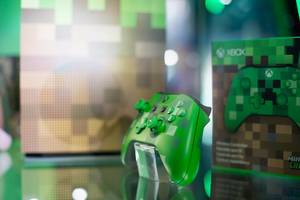 Vitrine mit Designer-Kontroller von Xbox